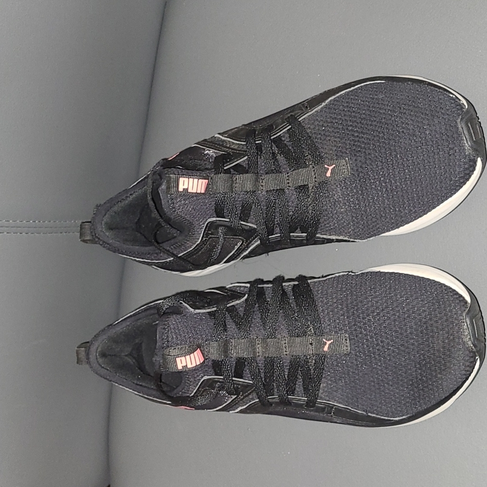 💕Women's Pink/Black Puma Sneakers - Size 11💕